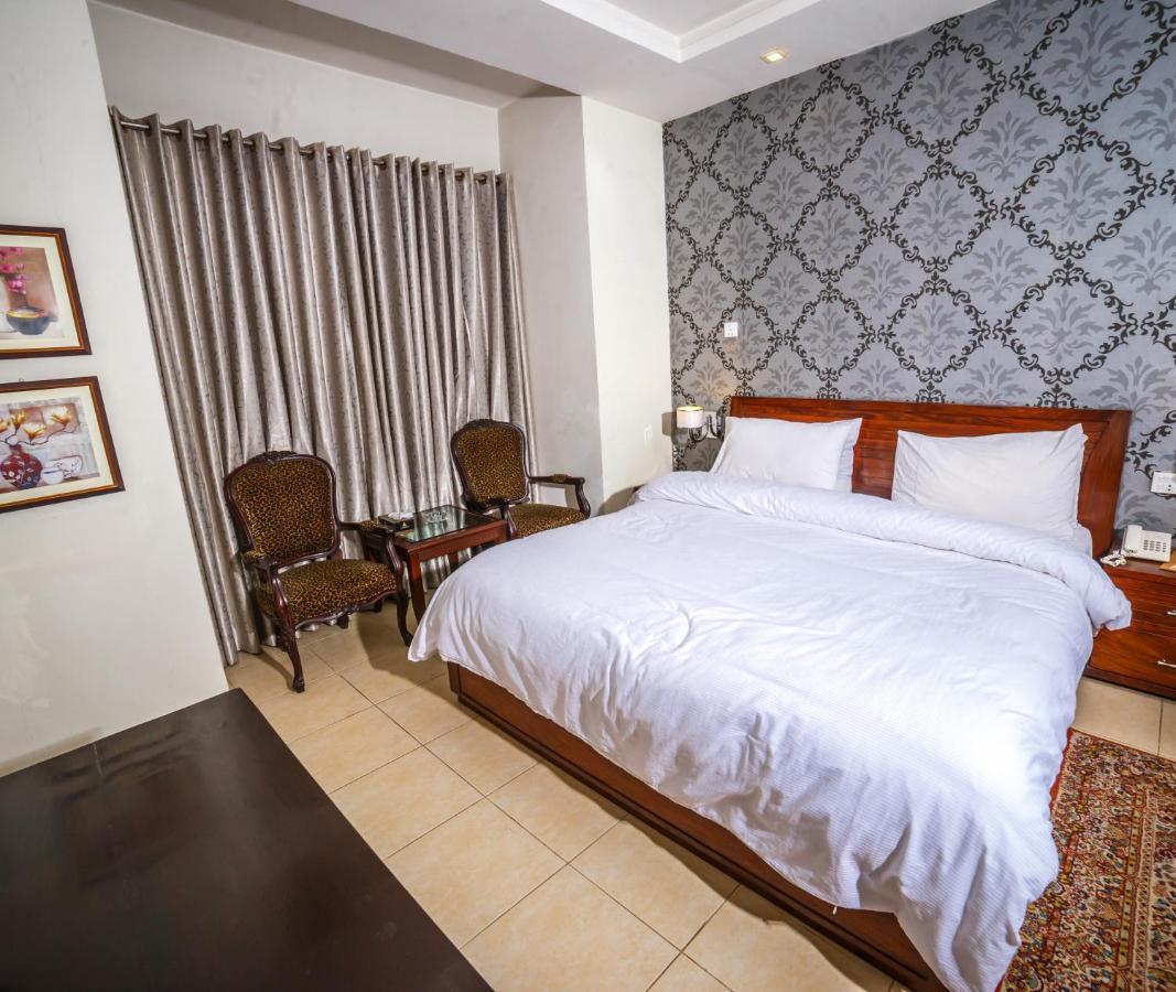 Vip House Hotel Pesavar Kültér fotó