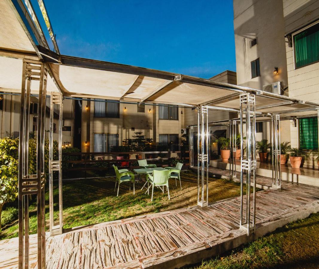 Vip House Hotel Pesavar Kültér fotó
